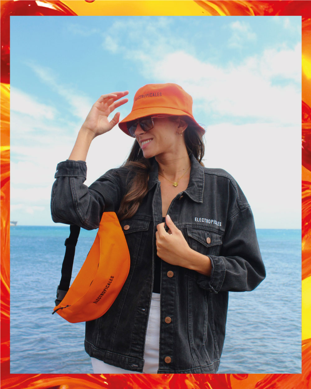bobs-electropicales-2025 une femme porte un bob orange Electropicales et une banane orange Electropicales
