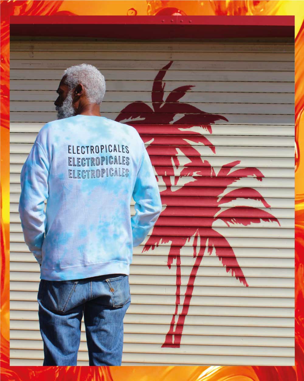 pull-electropicales-2025 Un homme de dos porte un pull bleu Electropicales