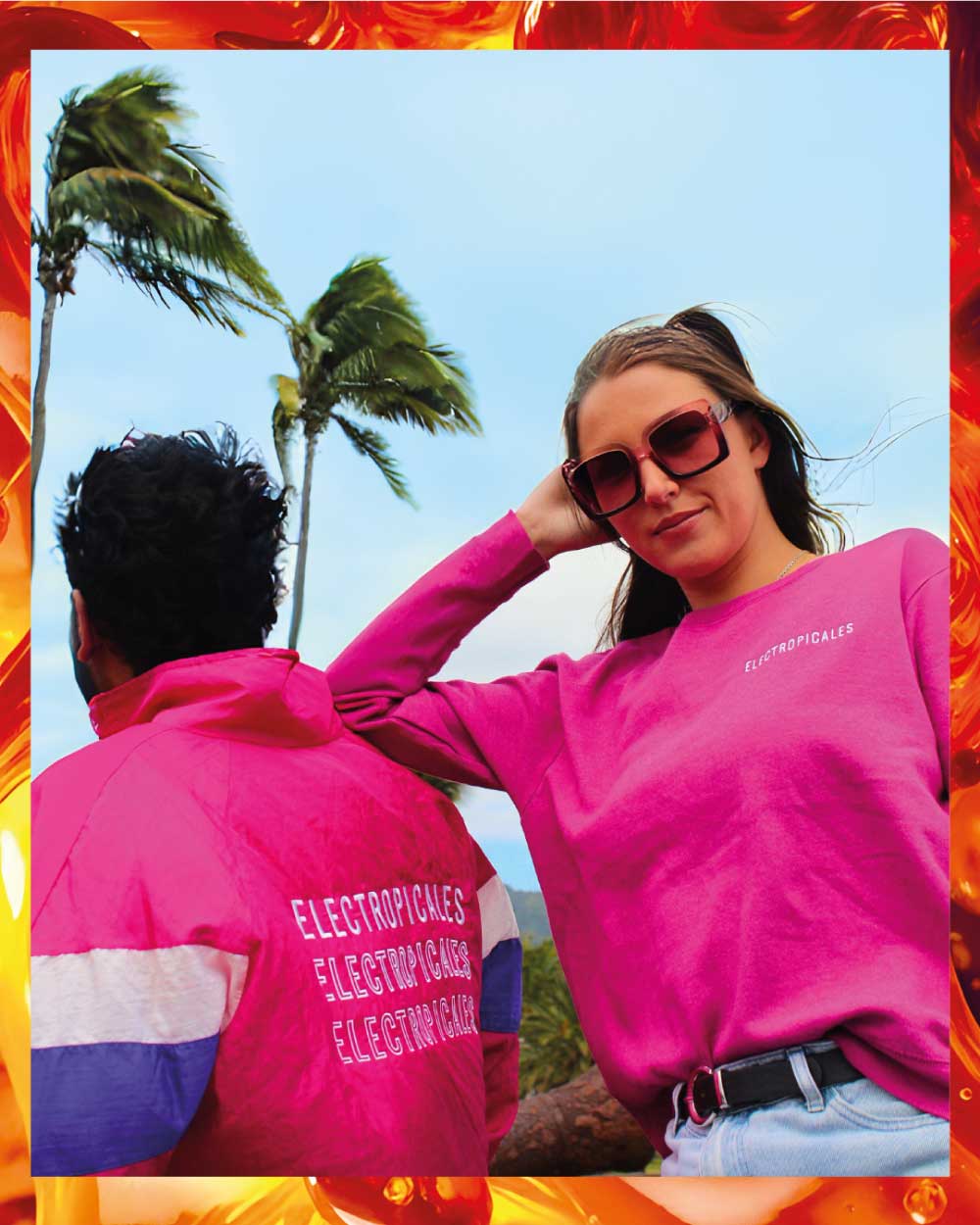 veste-electropicales-2025 Un homme porte une veste rose Electropicales et une femme à ses cotés porte un pull rose Electropicales